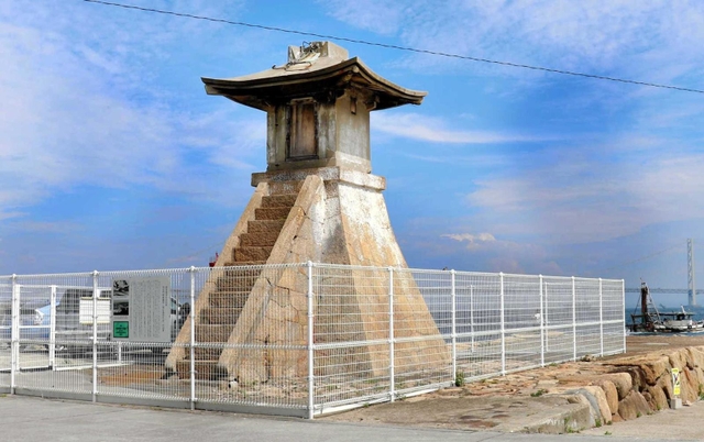 江戸時代に築造され、「日本最古」の称号を持つ「旧波門崎燈籠堂」＝明石市港町