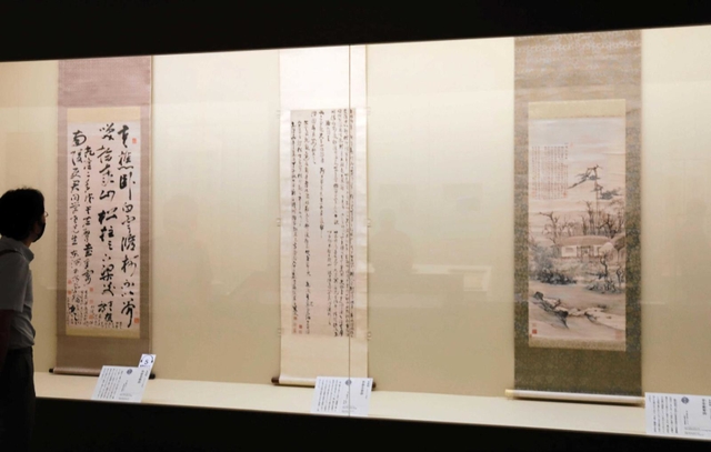 高鳳翰が左手で手がけた書などが並ぶ会場＝大阪市立美術館