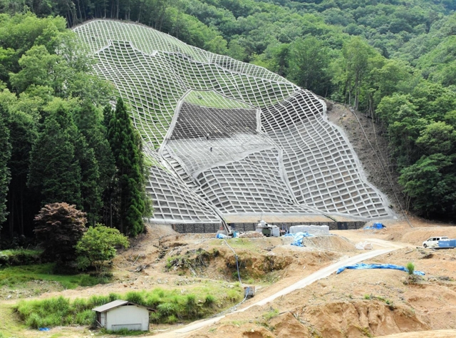 西日本豪雨で土砂崩れが起き、男性１人が死亡した現場。のり面の工事が完了した＝宍粟市一宮町公文