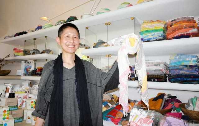 アート建築を活用した新店舗と玉木新雌さん＝東京都町田市