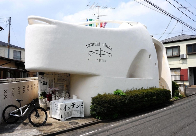 住宅街の中に立つ「トラスウォールハウス」＝東京都町田市大蔵町１-３