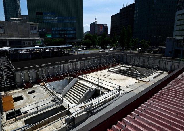 都心に出現した“遺跡”のような、ＪＲ三ノ宮駅の旧ターミナルビルの一部＝神戸市中央区