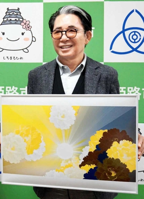 姫路市役所で緞帳のデザイン画を披露する高田賢三さん＝２０１８年１２月、姫路市安田４