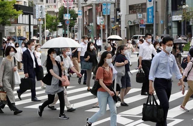 まん延防止等重点措置が解除された週明け。仕事場へと急ぐ人たち＝１２日午前、神戸市中央区（撮影・長嶺麻子）