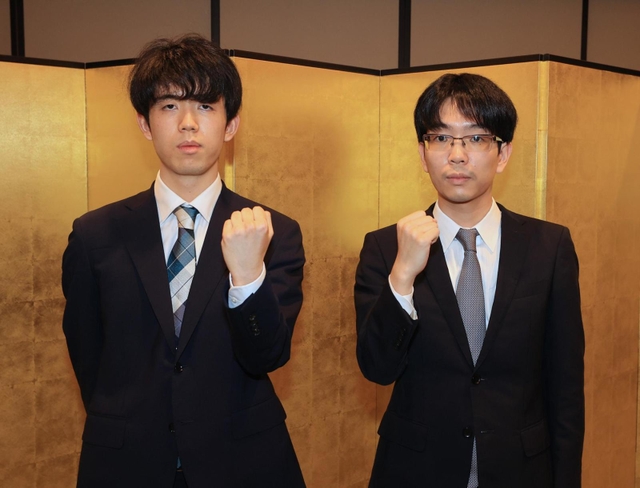 第２局の健闘を誓う藤井聡太王位（左）と豊島将之竜王＝１２日午後、北海道旭川市、花月会館