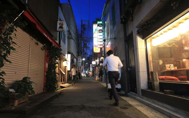 まん延防止解除を受けて営業時間を延長した店がある一方、休業を続ける店もあった＝１２日夜、神戸市中央区中山手通１