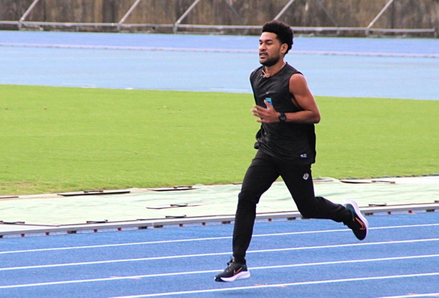 五輪に向け、１人で練習するカラロ・ヘポイテロト・メイブカ選手＝加古川運動公園陸上競技場