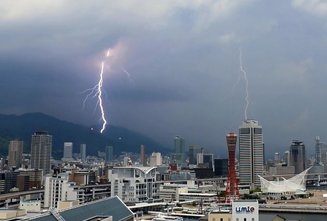神戸市上空を走る稲光＝１４日午後０時２７分、神戸市中央区東川崎町から（撮影・山崎　竜）