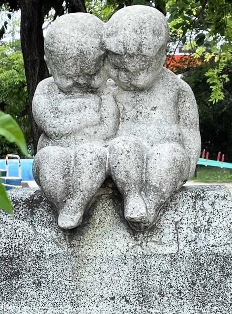 ほほえましい兄妹の童子像、どこから来たの? 阪神間に7体、誰 ほほえましい兄妹の童子像、どこから来たの? 阪神間に7体、誰