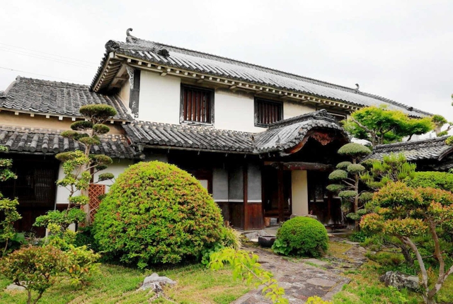 唐破風の玄関が格調高い外観を見せる鷹津家住宅＝姫路市御国野町深志野（兵庫県教委提供）