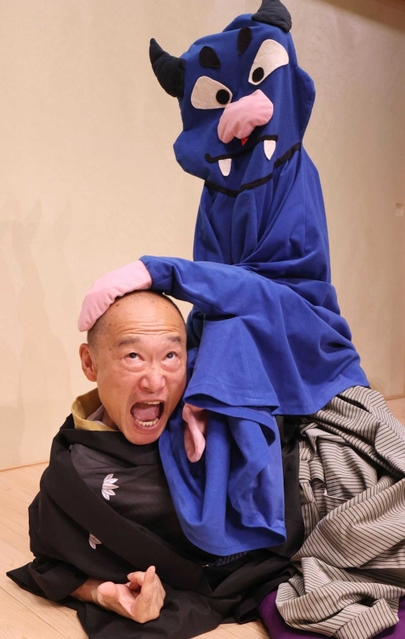 全身を駆使し、青色の妖怪に攻撃される三蔵法師を表現する笑福亭鶴笑さん＝神戸市兵庫区、神戸新開地・喜楽館（撮影・長嶺麻子）