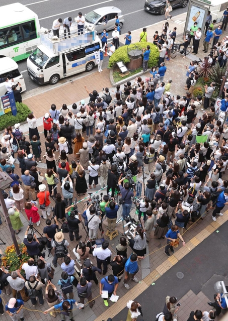 県知事選候補者らの街宣活動を聞こうと、詰めかけた有権者ら＝１７日午後、神戸市中央区三宮町１１（撮影・長嶺麻子）