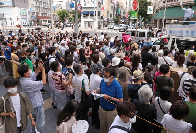 立ち止まって候補者の演説を聞く有権者ら。１７日間の舌戦が終わった＝１７日午後、神戸市中央区（撮影・長嶺麻子、画像の一部を加工しています）