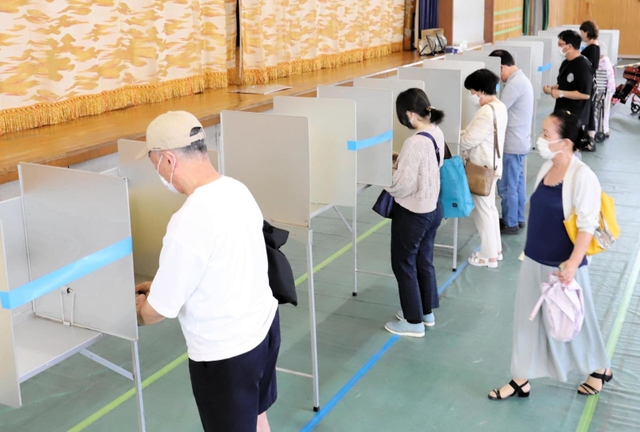 兵庫県知事選の投票所に訪れた有権者ら＝１８日午前、神戸市中央区港島中町３、市立義務教育学校港島学園（撮影・大森　武）