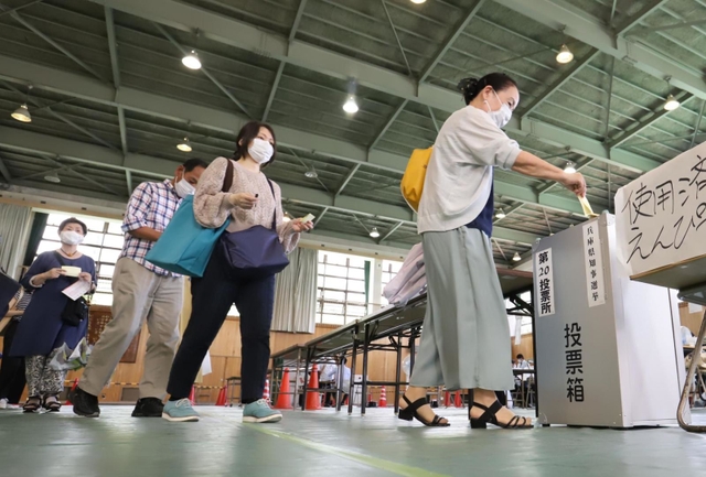 兵庫県知事選の投票をする有権者ら＝１８日午前、神戸市中央区港島中町３、市立義務教育学校港島学園（撮影・大森　武）