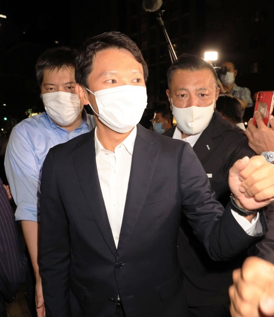 当選確実となり、事務所前に姿を現した斎藤元彦氏＝１８日午後８時５分、神戸市中央区布引町３（撮影・吉田敦史）
