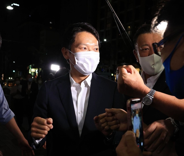 当選確実となり、事務所前に姿を現した斎藤元彦氏＝１８日午後８時５分、神戸市中央区布引町３（撮影・吉田敦史）