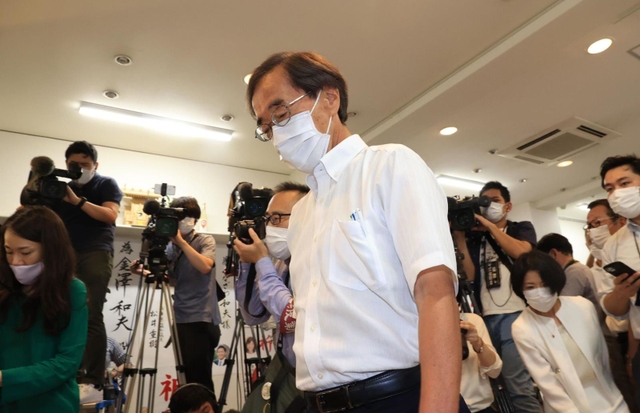 「落選確実」の報を受け、支援者の前に姿を見せた金沢和夫氏＝１８日午後８時１３分、神戸市中央区元町通１（撮影・鈴木雅之）