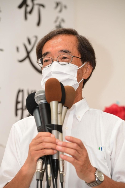 支援者への感謝を語る金沢和夫氏＝１８日午後８時２３分、神戸市中央区元町通１（撮影・中西幸大）