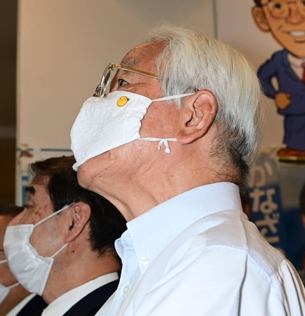 金沢氏の落選が濃厚になり、ぼうぜんとする井戸敏三知事＝１８日午後８時４分、神戸市中央区元町通１（撮影・中西幸大）