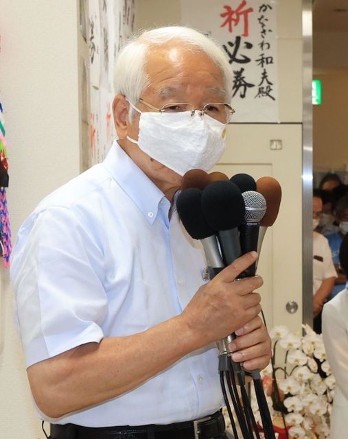 金沢和夫氏の敗戦で考えを述べる井戸敏三知事＝１８日午後８時２７分、神戸市中央区元町通１（撮影・鈴木雅之）