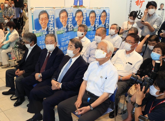 斎藤氏当選確実のニュース速報が伝えられた金沢和夫氏の支援者ら。井戸敏三知事（手前中央）も天井を見つめて聞いた＝１８日午８時４分、神戸市中央区元町通１（撮影・鈴木雅之）