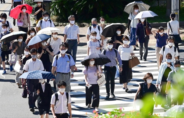 普段と変わらない様子で出勤する県庁職員ら＝１９日午前、神戸市中央区下山手通５（撮影・中西幸大）
