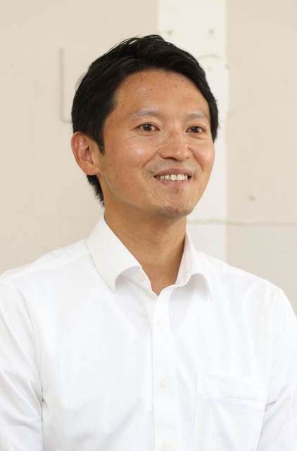 当選から一夜明け、神戸新聞社のインタビューに応じる斎藤元彦氏＝１９日午前、神戸市中央区布引町３（撮影・小林良多）