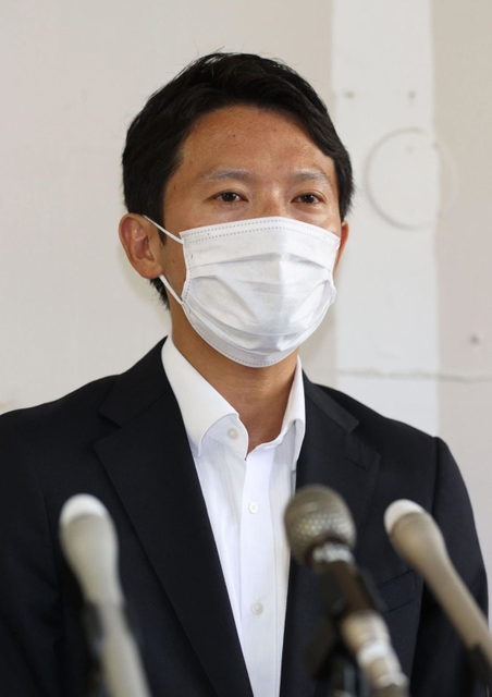 当選から一夜明け、記者会見に応じる斎藤元彦氏＝１９日午前、神戸市中央区布引町３（撮影・小林良多）