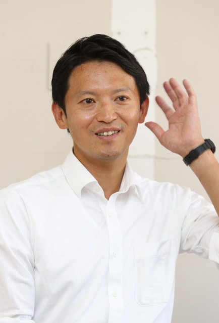 当選から一夜明け、神戸新聞社のインタビューに応じる斎藤元彦氏＝１９日午前、神戸市中央区布引町３（撮影・小林良多）