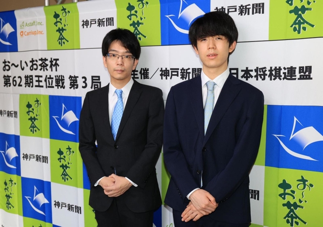 対局室の検分を終え、撮影に応じる藤井聡太王位（右）と豊島将之竜王＝２０日午後３時４３分、神戸市北区有馬町、有馬温泉の旅館「中の坊瑞苑」（撮影・吉田敦史）
