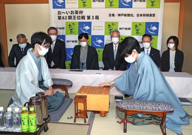 初手を指す藤井聡太王位（右）。左は豊島将之竜王＝２１日午前、神戸・有馬温泉、中の坊瑞苑（撮影・辰巳直之）