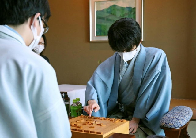 お～いお茶杯第６２期王位戦第３局で対局前に駒を並べる藤井聡太王位。左は豊島将之竜王＝２１日午前８時５４分、神戸市北区有馬町の「中の坊瑞苑」（撮影・辰巳直之）