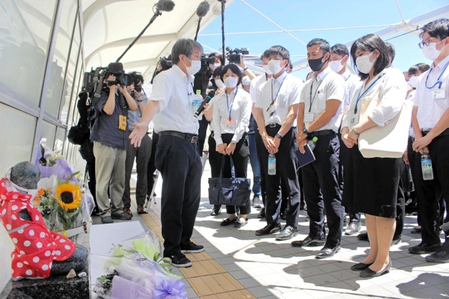 歩道橋事故の現場で明石市の新人職員に語りかける下村誠治さん＝２１日午前、同市大蔵海岸通１