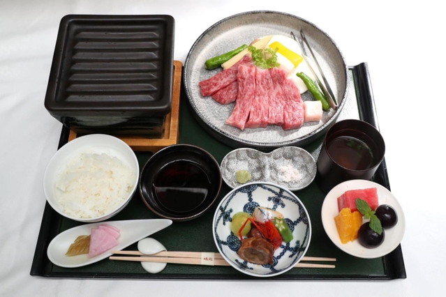 藤井聡太王位が注文した昼食の「三田牛と淡路玉葱焼き膳」＝２１日午後、神戸市北区有馬町の「中の坊瑞苑」（撮影・辰巳直之）