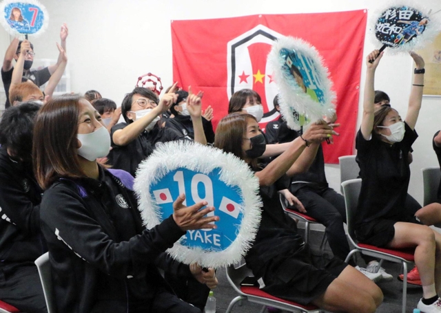東京五輪の初戦に挑むチームメートを見守るＩＮＡＣ神戸の選手ら＝２１日午後８時３６分、神戸市東灘区向洋町中７