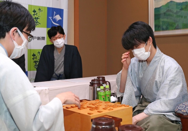 第３局で豊島将之竜王（左）に勝ち、感想戦で対局を振り返る藤井聡太王位＝２２日午後７時３５分、神戸市北区有馬町の「中の坊瑞苑」（撮影・辰巳直之）