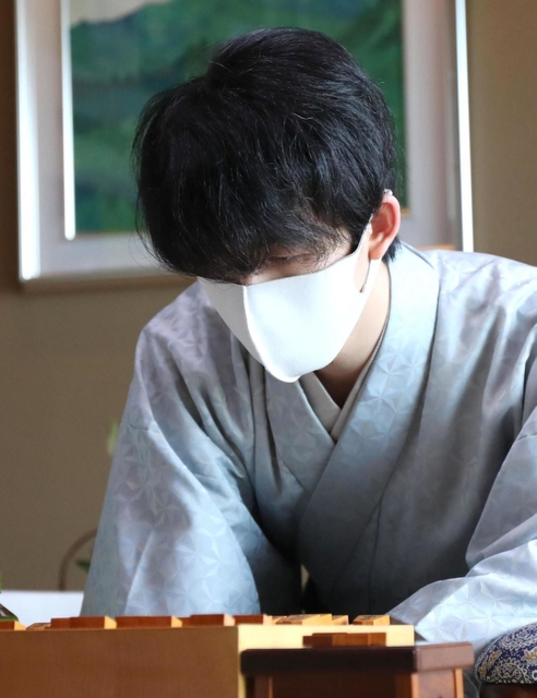 昼食休憩を終え、真剣なまなざしで盤上を見つめる藤井聡太王位＝２２日午後１時２９分、神戸市北区有馬町の「中の坊瑞苑」