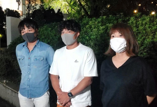 阿部一二三と詩の兄妹による金メダル獲得を受け、取材に応じる（左から）長兄の勇一朗さん、父浩二さん、母愛さん＝２５日夜、東京都文京区（代表撮影）