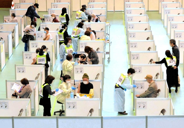 ブースに分かれ、新型コロナウイルスワクチンの接種を受ける高齢者ら＝４月１７日、高砂市米田町島
