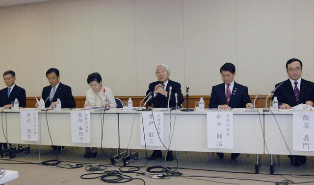 ■３期目　関西広域連合の設立申請を終え、会見に臨む（中央）＝２０１０年１１月、東京都内