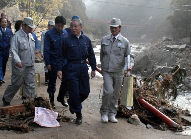 ■１期目　台風２３号で被害を出した宝塚市武田尾地区を視察＝２００４年１０月、同市