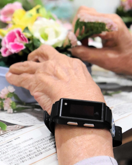 感情の測定に用いる機器。約２６グラムと軽く、腕に巻いても負荷は少ない＝東京都荒川区、介護老人保健施設「ひぐらしの里」