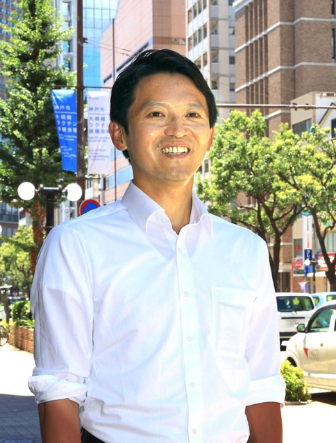 初当選から一夜明けてインタビューに応じた斎藤元彦氏＝７月１９日、神戸市中央区（撮影・小林良多）