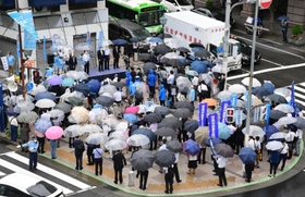 雨が降る中、出陣式に集まった支持者ら＝１日午前、神戸市中央区（撮影・中西幸大、画像の一部を加工しています）