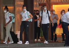 １０時間以上の移動を終え、ホテルに到着したドイツのボート選手団＝２日午後、豊岡市城崎町湯島（撮影・吉田敦史）