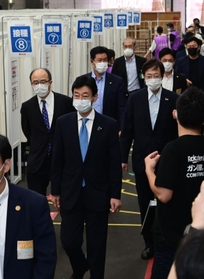 新型コロナウイルスワクチンの大規模接種会場を視察する西村康稔経済再生担当相（中央）ら＝４日午前、神戸市兵庫区御崎町１、ノエビアスタジアム神戸（撮影・中西幸大）