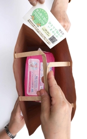 無償配布される生理用ナプキン。簡単な意思表示で女性職員から手渡される＝明石市東仲ノ町、あかし男女共同参画センター