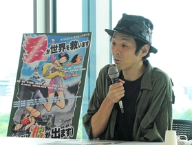 「思い切り笑いたい人はぜひ」と取材会で話す宮藤官九郎＝大阪市中央区