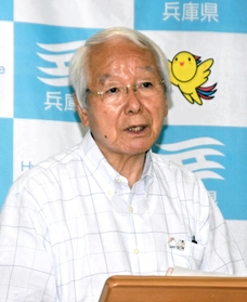 定例会見に臨む兵庫県の井戸敏三知事＝５日午後、県庁